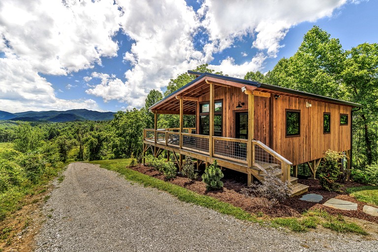 Romantic Mountain Retreat with Hot Tub and Panoramic Views Near Marshall, NC