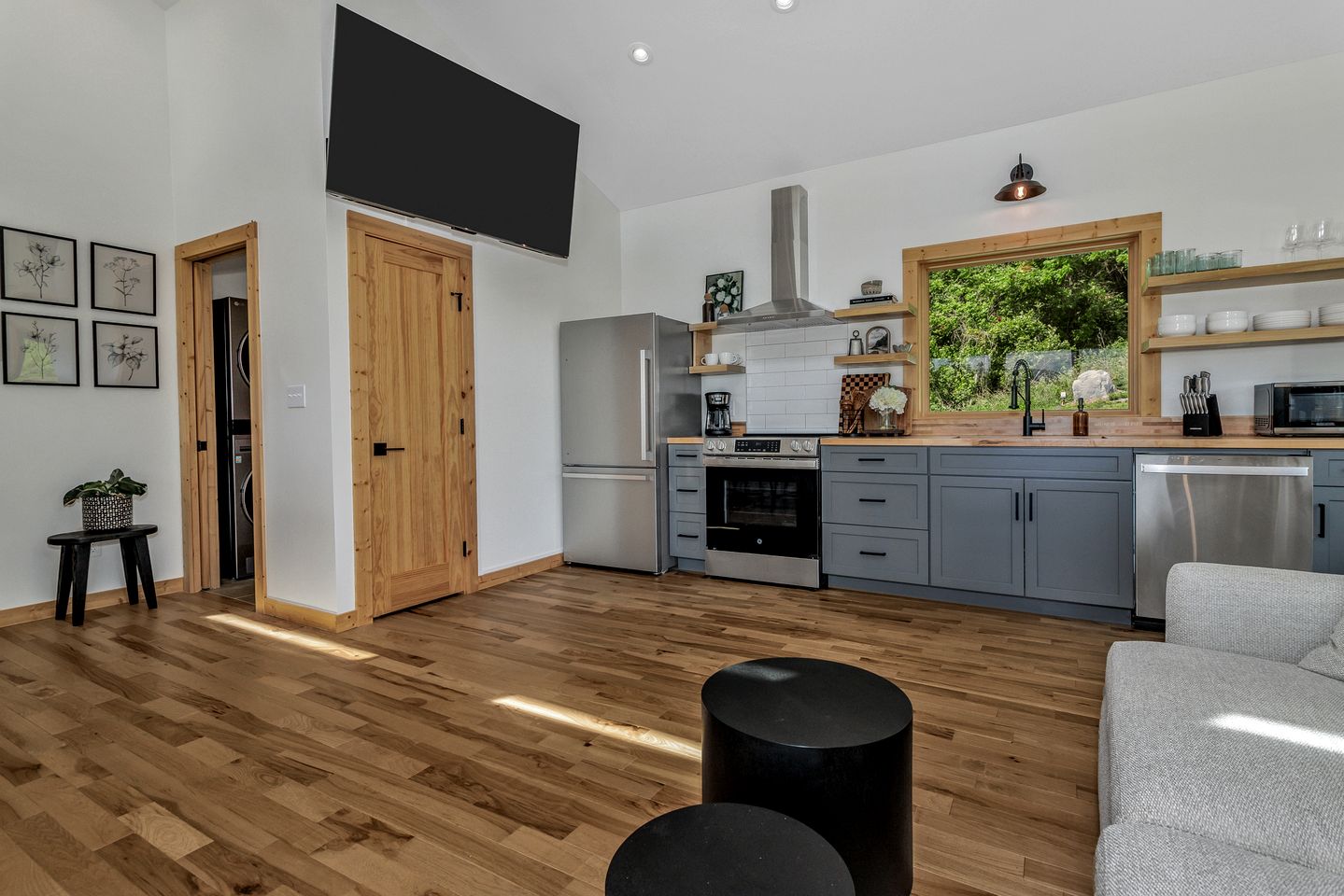 Romantic Mountain Retreat with Hot Tub and Panoramic Views Near Marshall, NC