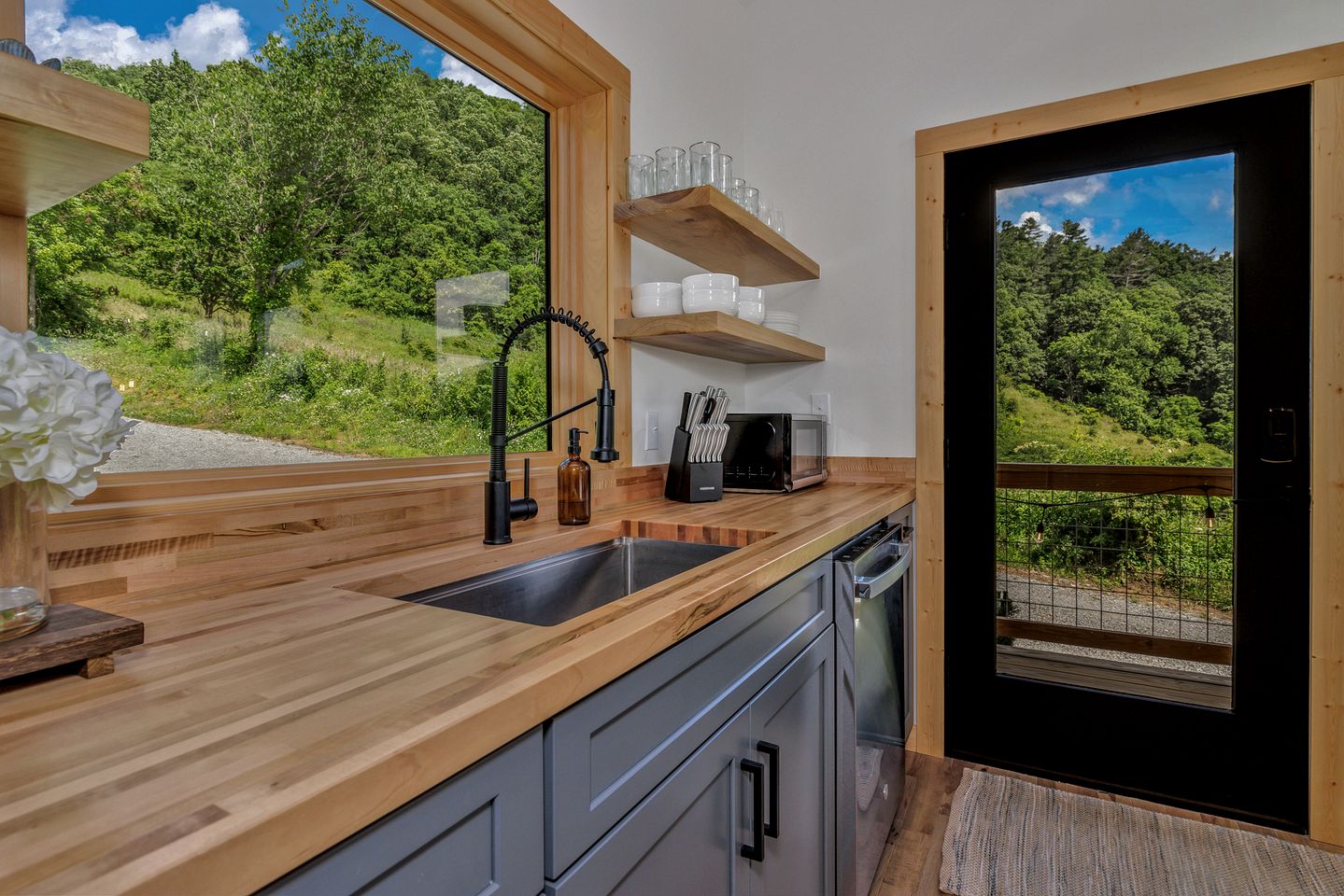 Romantic Mountain Retreat with Hot Tub and Panoramic Views Near Marshall, NC