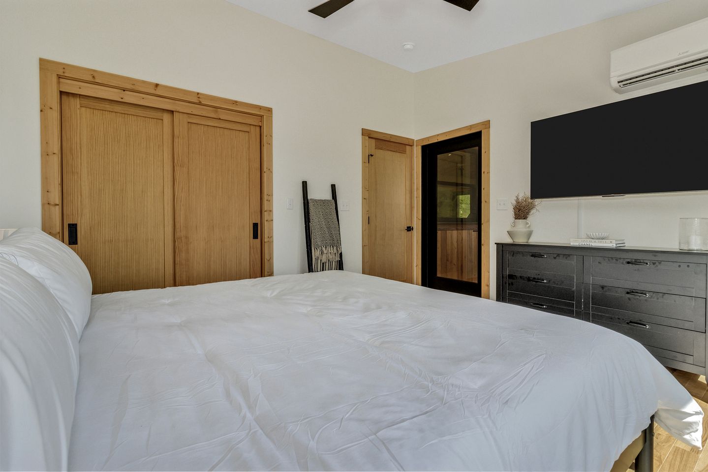 Romantic Mountain Retreat with Hot Tub and Panoramic Views Near Marshall, NC