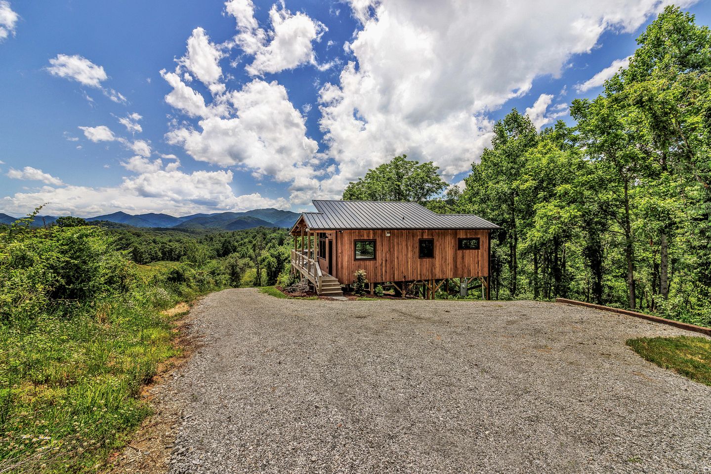 Romantic Mountain Retreat with Hot Tub and Panoramic Views Near Marshall, NC