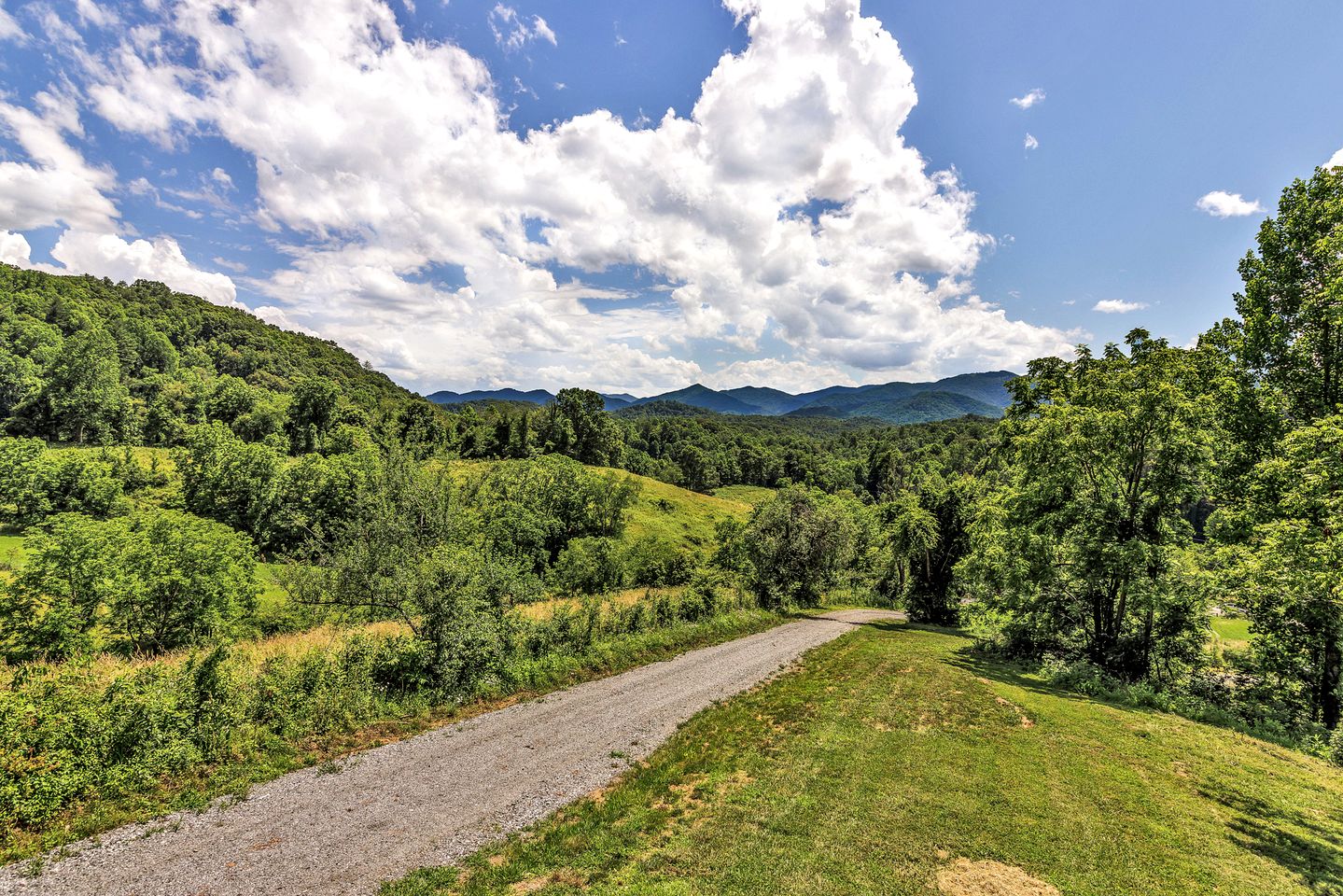Romantic Mountain Retreat with Hot Tub and Panoramic Views Near Marshall, NC