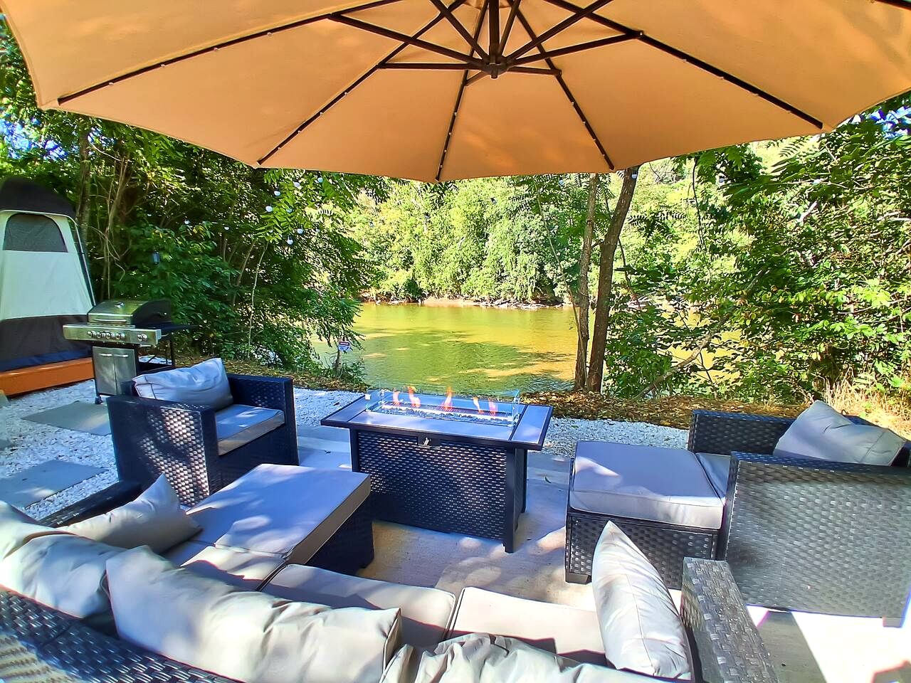 Romantic Riverfront Glamping Suite with Starlit Views near Shenandoah, Virginia