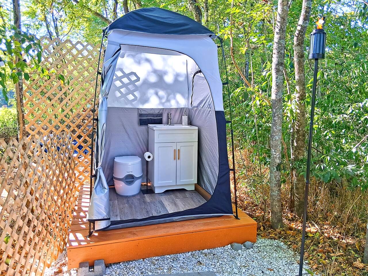 Romantic Riverfront Glamping Suite with Starlit Views near Shenandoah, Virginia