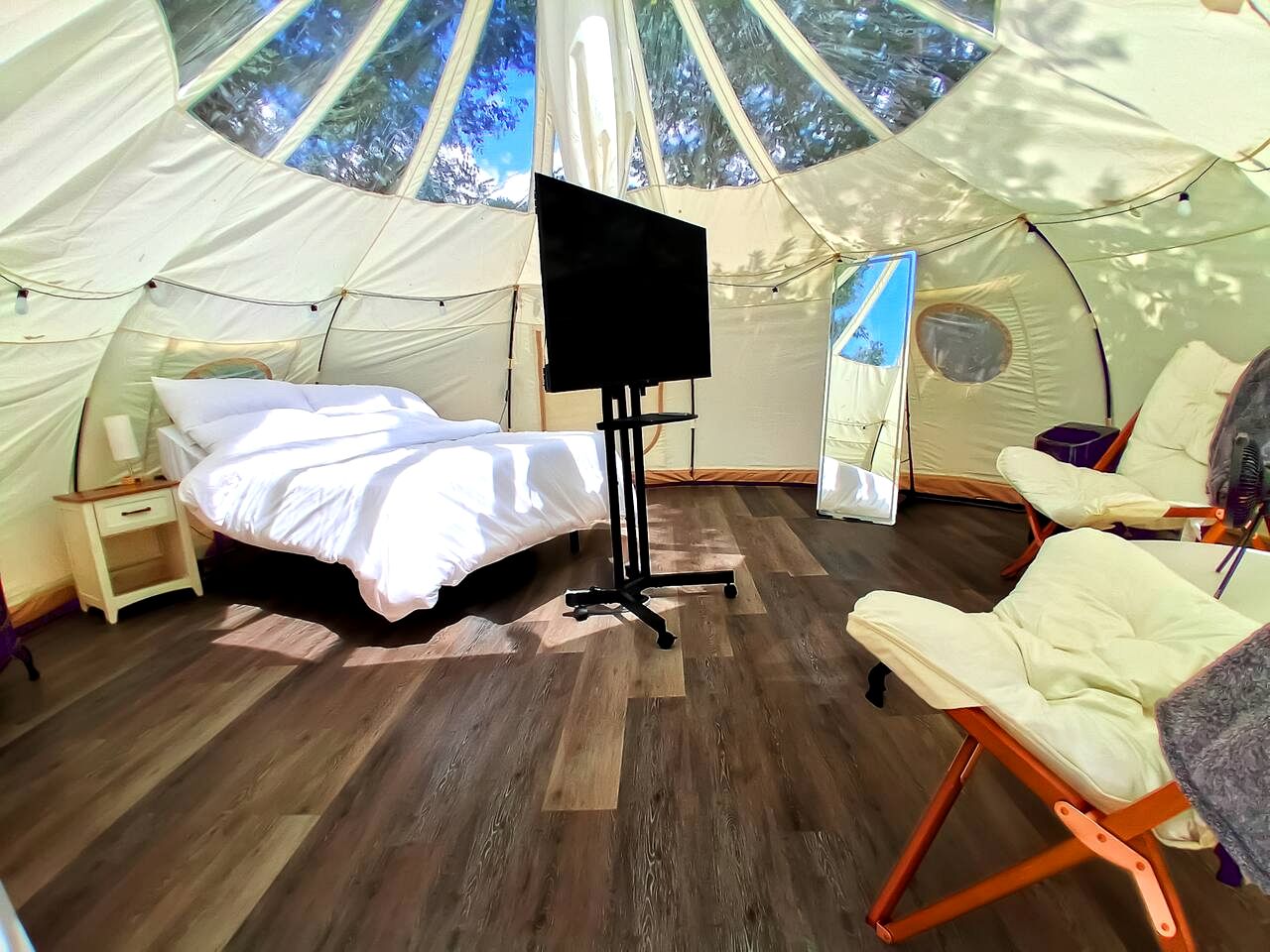 Romantic Riverfront Glamping Suite with Starlit Views near Shenandoah, Virginia