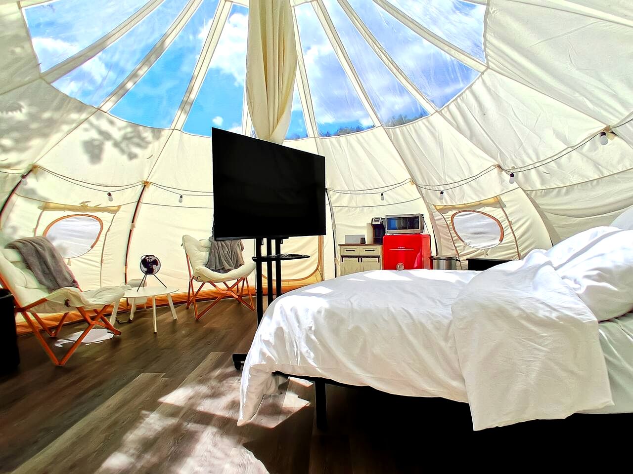 Romantic Riverfront Glamping Suite with Starlit Views near Shenandoah, Virginia
