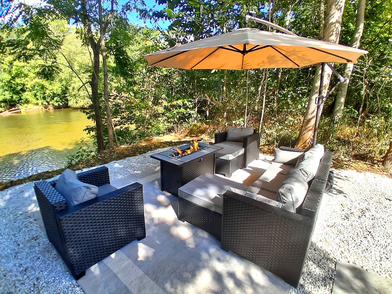 Romantic Riverfront Glamping Suite with Starlit Views near Shenandoah, Virginia