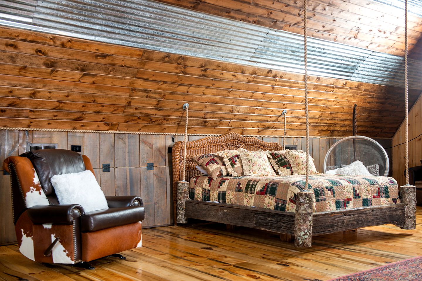 Impressive Barn Suite with Hot-tub and Petting Zoo in Sugar Grove, North Carolina