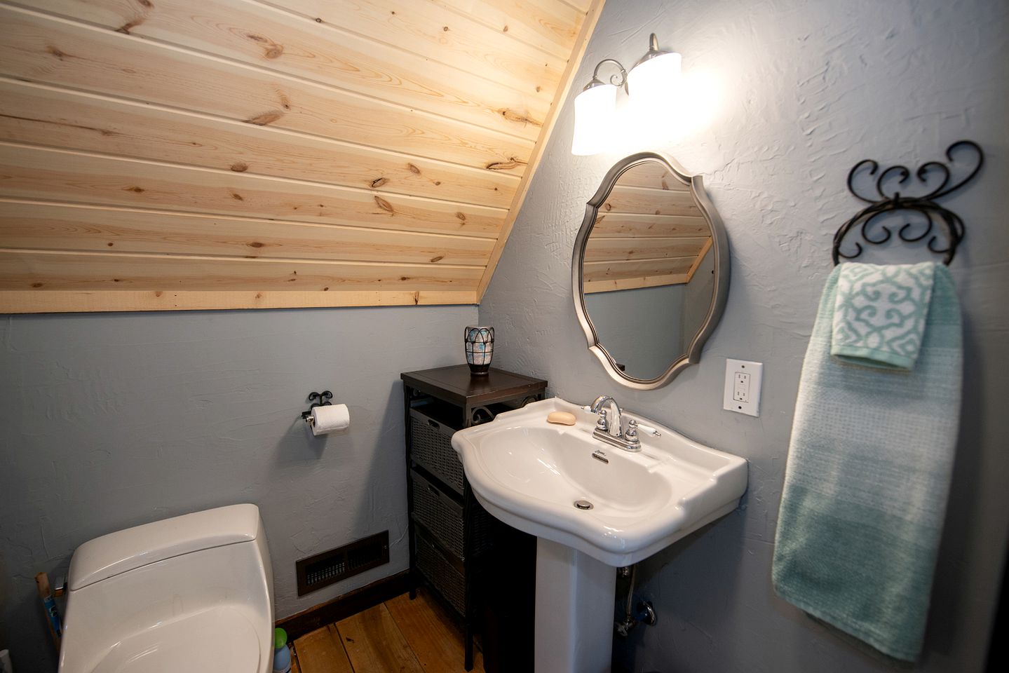 Impressive Barn Suite with Hot-tub and Petting Zoo in Sugar Grove, North Carolina