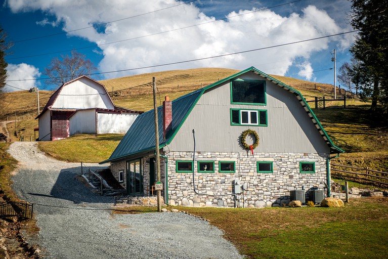 Impressive Barn with Hot-tub and Petting Zoo in Sugar Grove, North Carolina