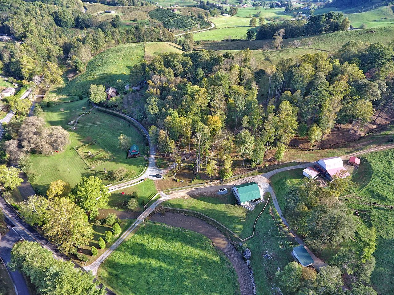 Impressive Barn Suite with Hot-tub and Petting Zoo in Sugar Grove, North Carolina