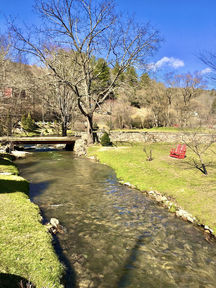 Impressive Barn Suite with Hot-tub and Petting Zoo in Sugar Grove, North Carolina