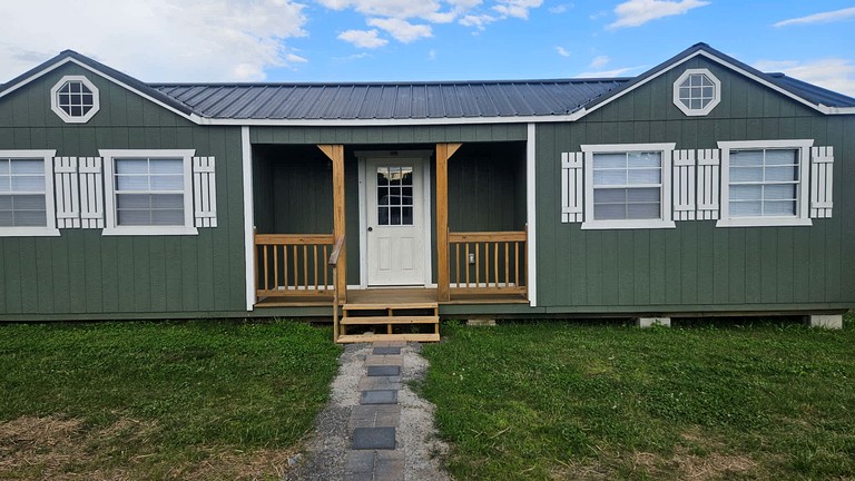 Family-Friendly Cabin Retreat in Tennessee – 2 Bedrooms, Private Patio, Fire Pit & Daily Country Breakfast
