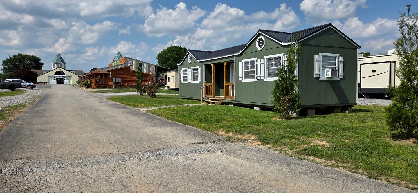 Family-Friendly Cabin Retreat in Tennessee – 2 Bedrooms, Private Patio, Fire Pit & Daily Country Breakfast