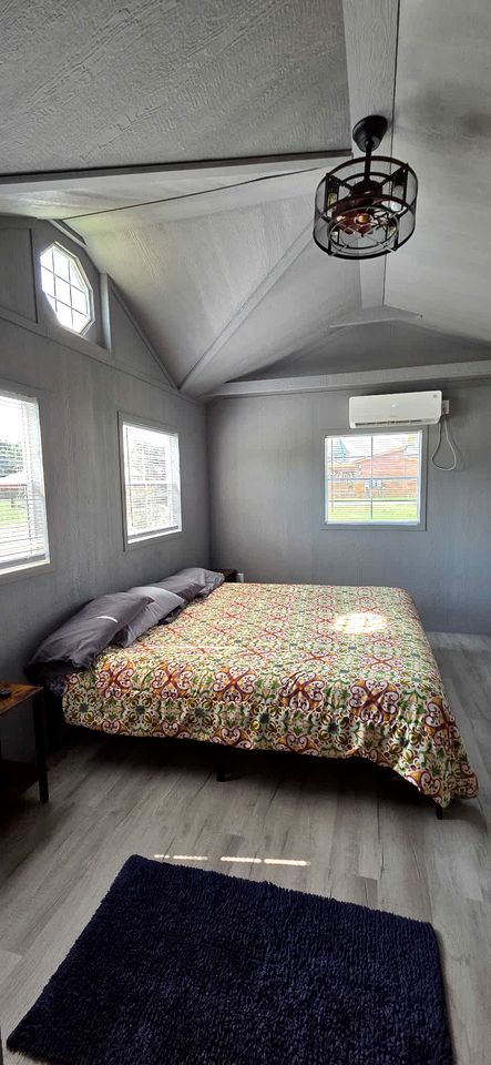 Family-Friendly Cabin Retreat in Tennessee – 2 Bedrooms, Private Patio, Fire Pit & Daily Country Breakfast