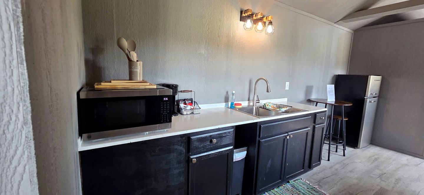 Family-Friendly Cabin Retreat in Tennessee – 2 Bedrooms, Private Patio, Fire Pit & Daily Country Breakfast