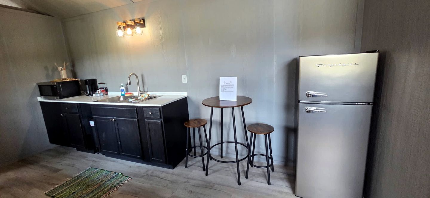 Family-Friendly Cabin Retreat in Tennessee – 2 Bedrooms, Private Patio, Fire Pit & Daily Country Breakfast
