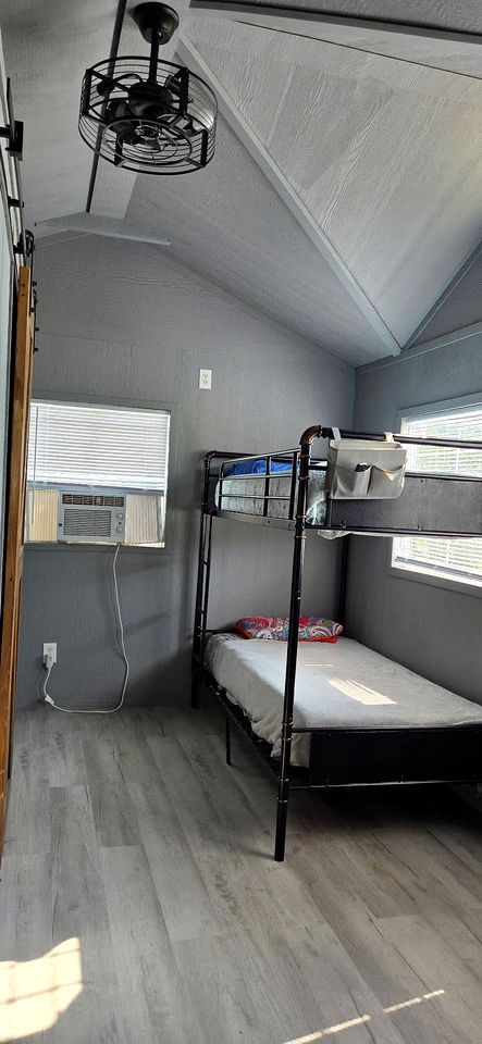 Family-Friendly Cabin Retreat in Tennessee – 2 Bedrooms, Private Patio, Fire Pit & Daily Country Breakfast
