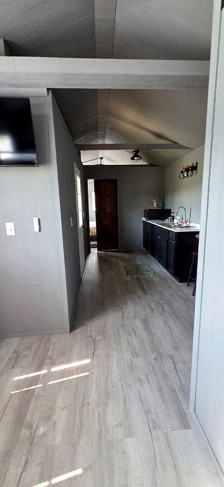 Family-Friendly Cabin Retreat in Tennessee – 2 Bedrooms, Private Patio, Fire Pit & Daily Country Breakfast