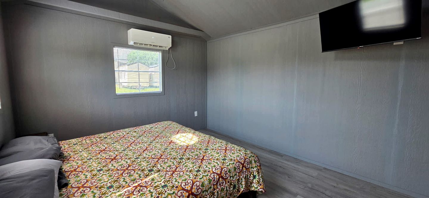 Family-Friendly Cabin Retreat in Tennessee – 2 Bedrooms, Private Patio, Fire Pit & Daily Country Breakfast