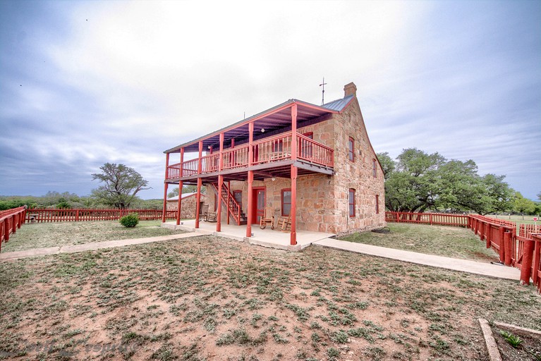 Stein Haus Ranch, Cabins, Llano, United States of America Glamping Hub