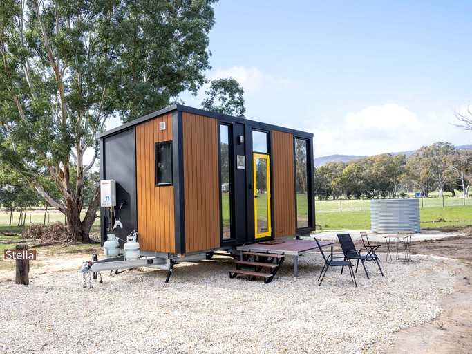 Cozy Off-Grid Tiny House Farm Stay with Wildlife Views near Pyrenees Wine Region, Warrenmang Victoria