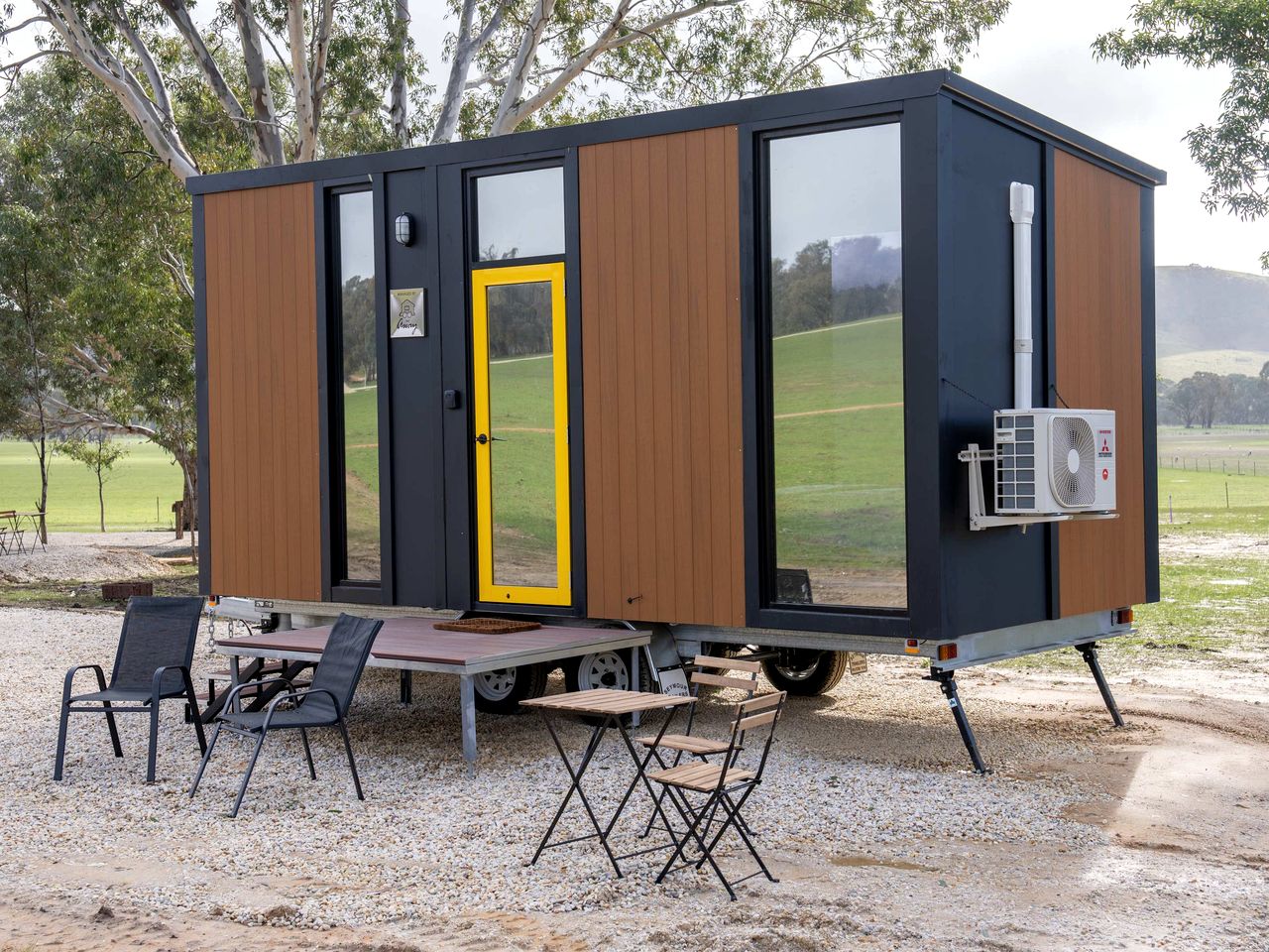 Cozy Off-Grid Tiny House Farm Stay with Wildlife Views near Pyrenees Wine Region, Warrenmang Victoria