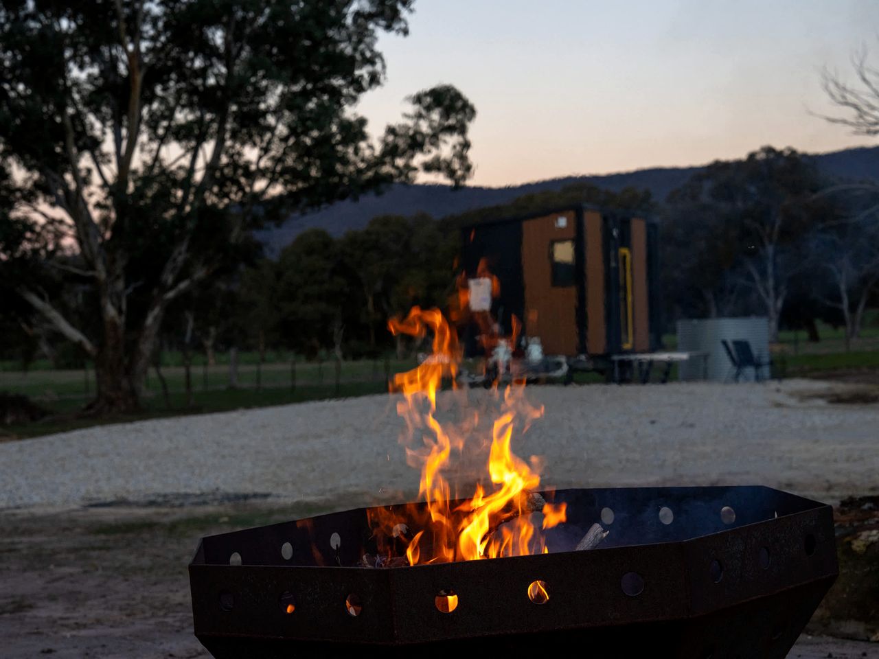 Cozy Off-Grid Tiny House Farm Stay with Wildlife Views near Pyrenees Wine Region, Warrenmang Victoria
