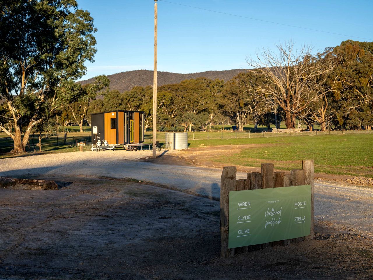 Cozy Off-Grid Tiny House Farm Stay with Wildlife Views near Pyrenees Wine Region, Warrenmang Victoria