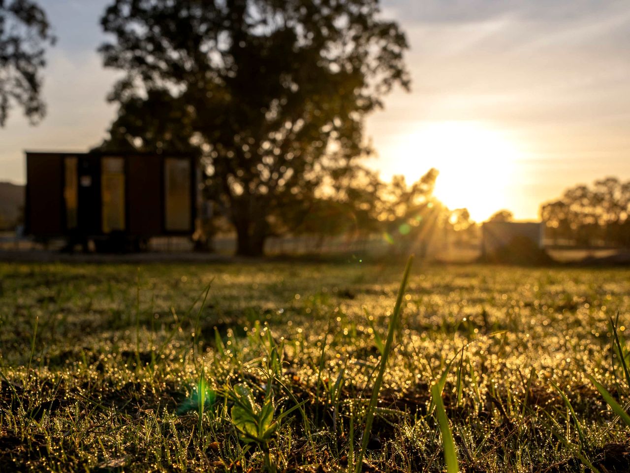 Cozy Off-Grid Tiny House Farm Stay with Wildlife Views near Pyrenees Wine Region, Warrenmang Victoria