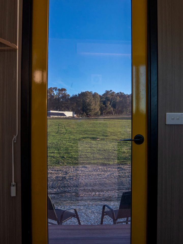 Cozy Off-Grid Tiny House Farm Stay with Wildlife Views near Pyrenees Wine Region, Warrenmang Victoria