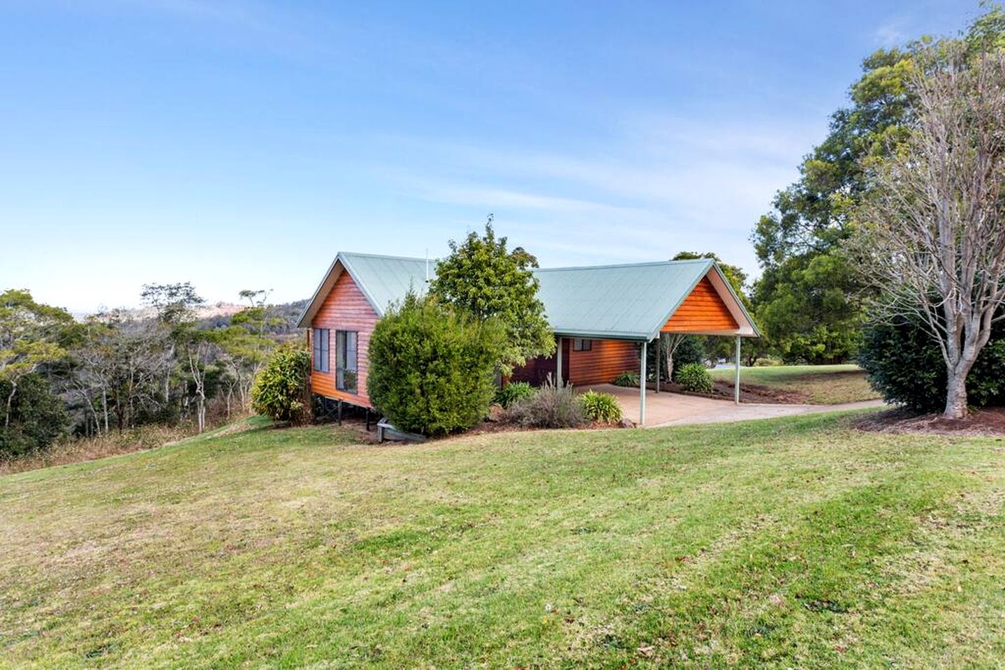 Romantic Chalet with Spa and Panoramic Views near Lake Cressbrook, Crows Nest QLD