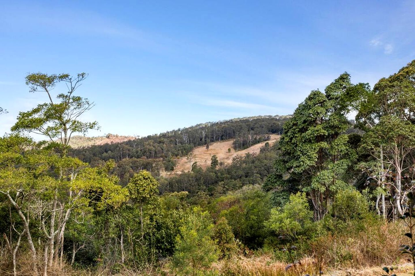 Romantic Chalet with Spa and Panoramic Views near Lake Cressbrook, Crows Nest QLD