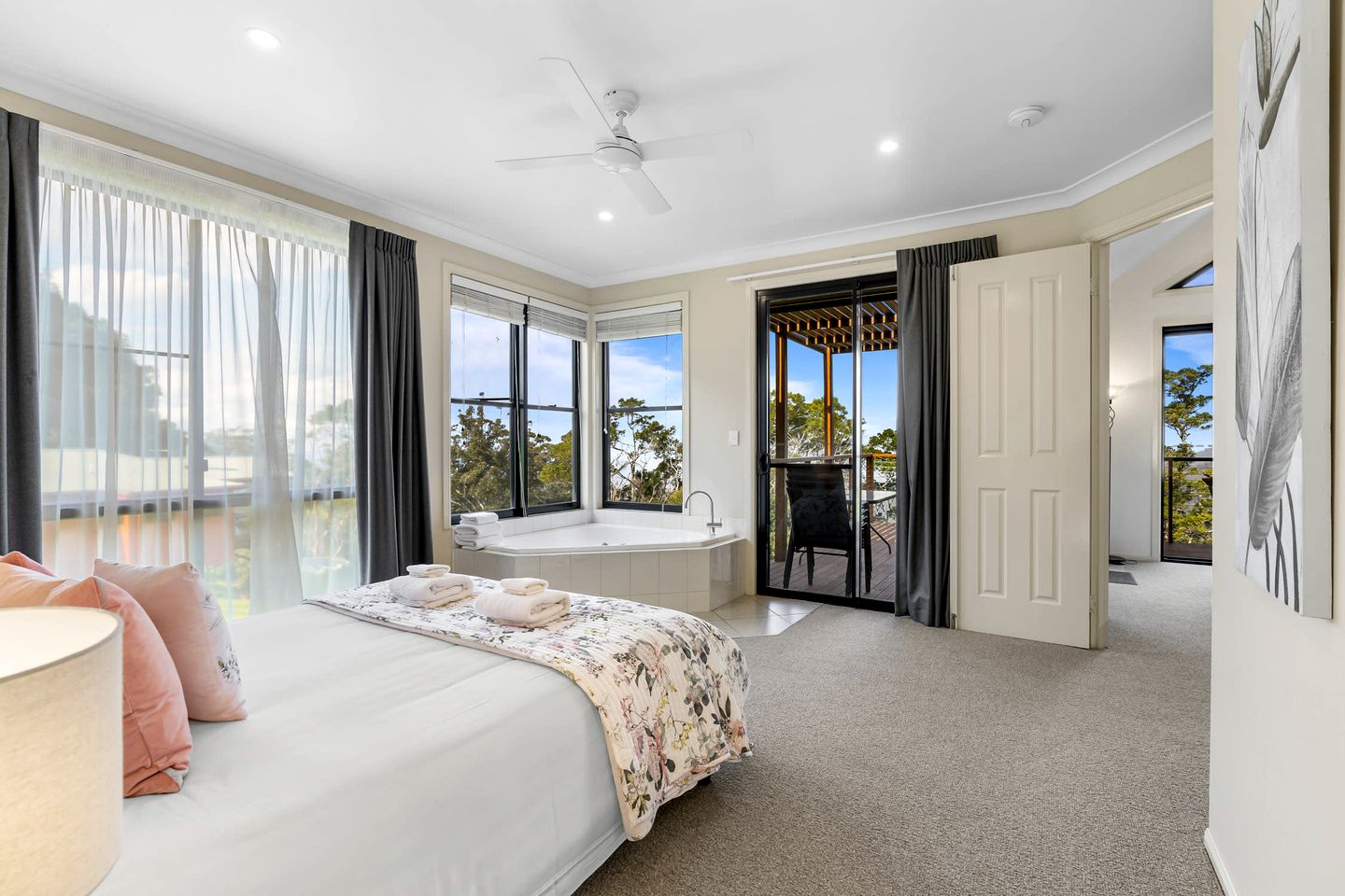 Romantic Chalet with Spa and Panoramic Views near Lake Cressbrook, Crows Nest QLD