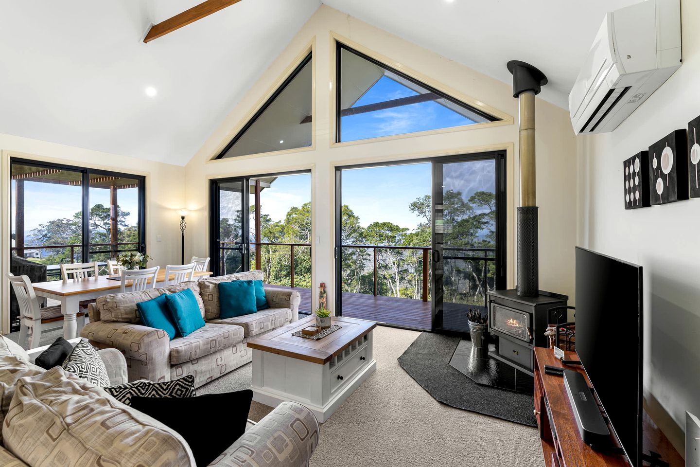 Romantic Chalet with Spa and Panoramic Views near Lake Cressbrook, Crows Nest QLD