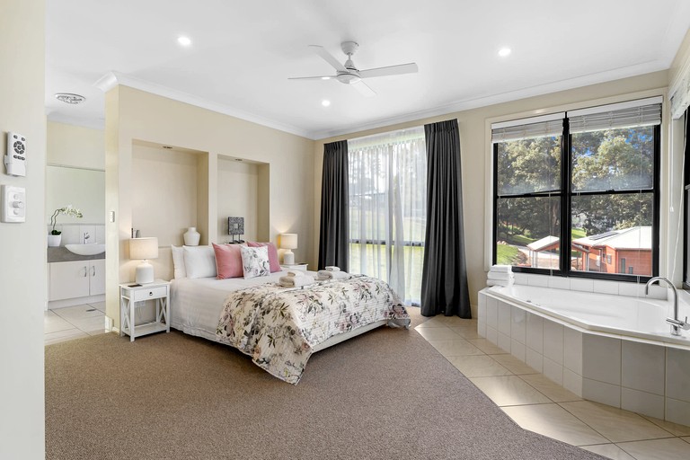 Vacation Rentals (Australia, Ravensbourne, Queensland)