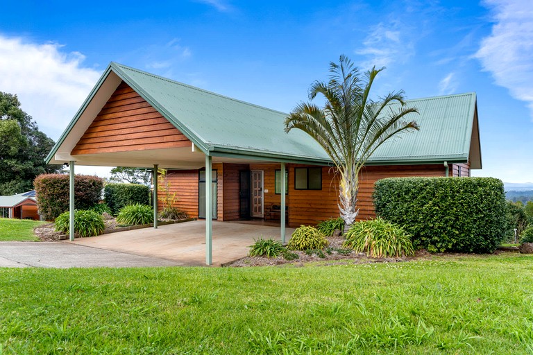 Romantic Chalet with Spa and Panoramic Views near Lake Cressbrook, Crows Nest QLD