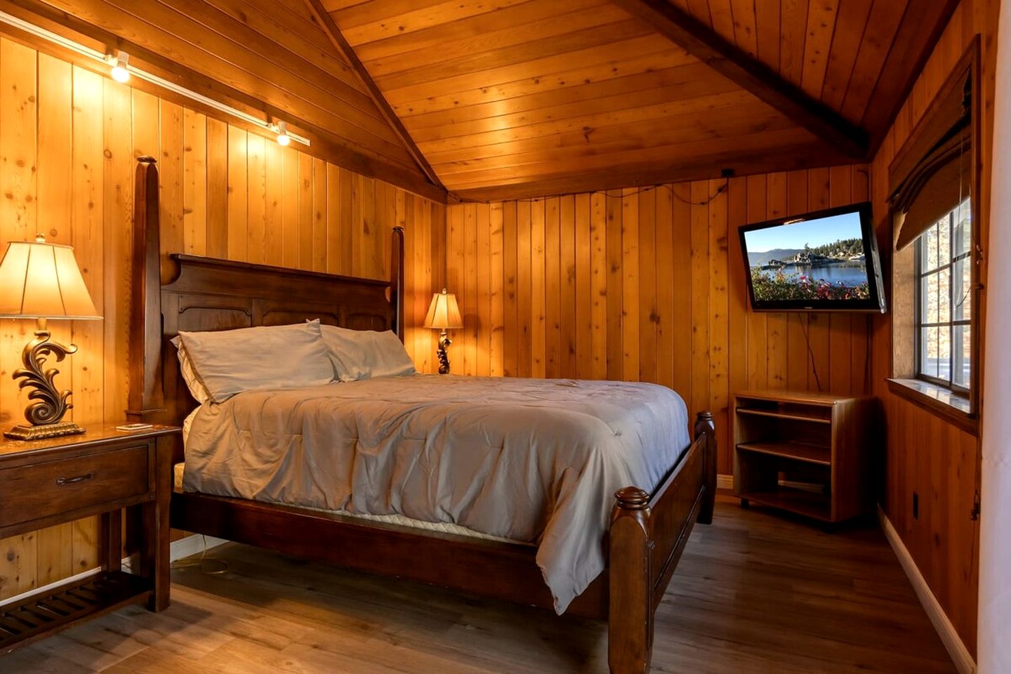 Wonderful Cabin Nestled Amidst Trees with Foosball and Hot-tub in Big Bear Lake, California