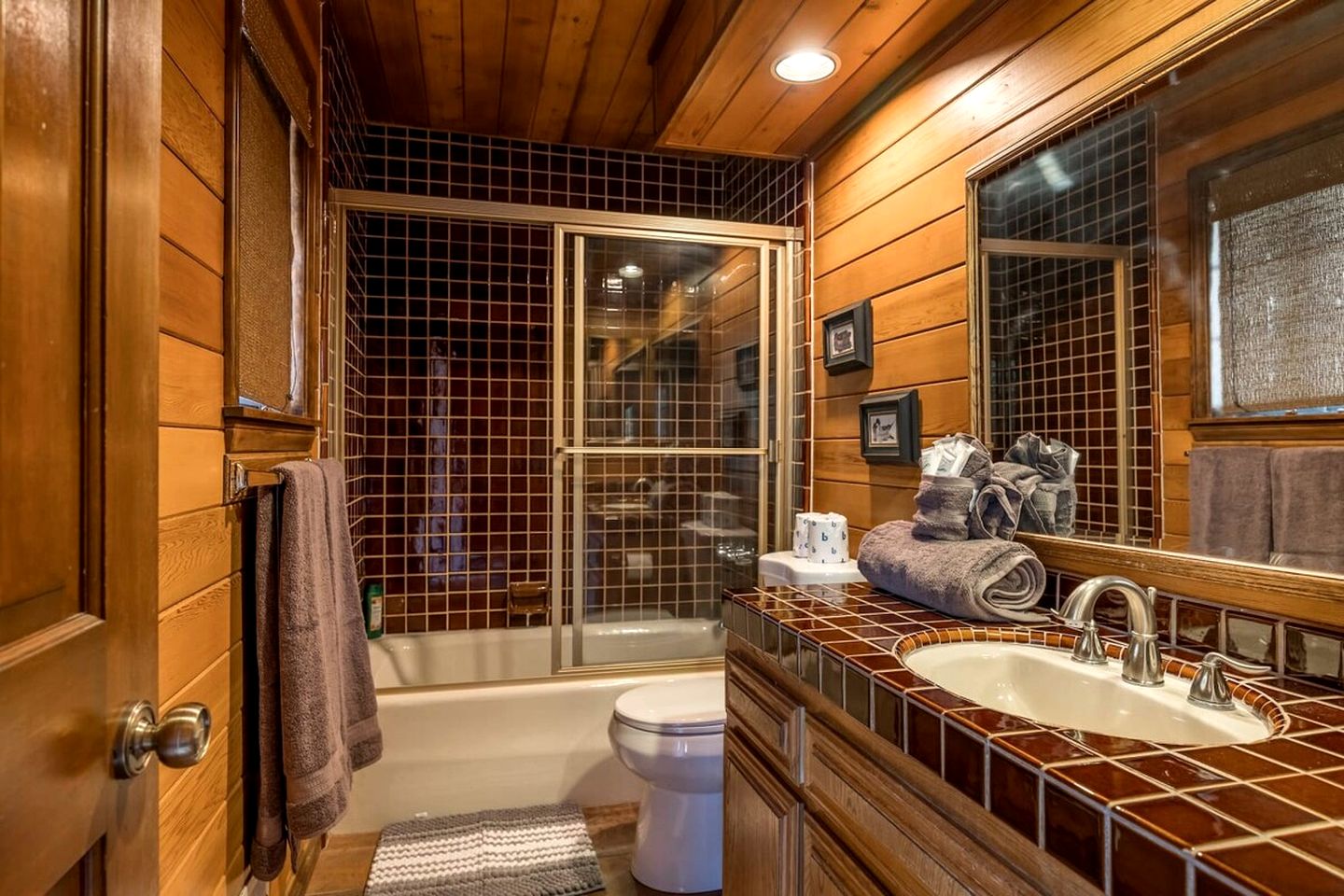 Wonderful Cabin Nestled Amidst Trees with Foosball and Hot-tub in Big Bear Lake, California