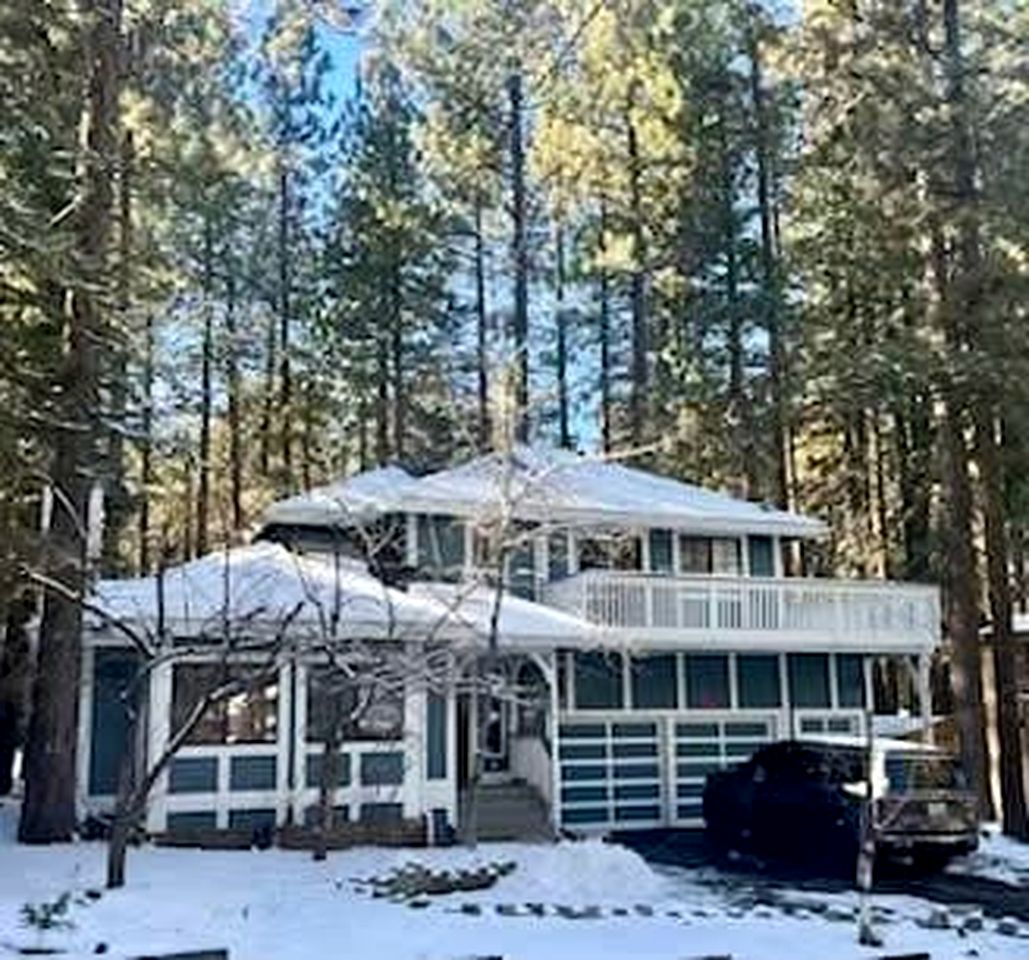 Wonderful Cabin Nestled Amidst Trees with Foosball and Hot-tub in Big Bear Lake, California
