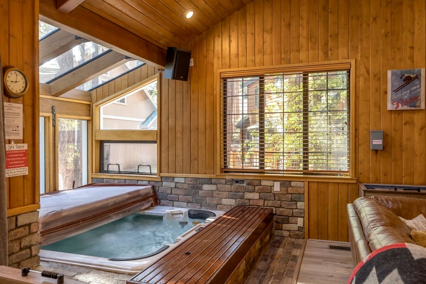 Wonderful Cabin Nestled Amidst Trees with Foosball and Hot-tub in Big Bear Lake, California