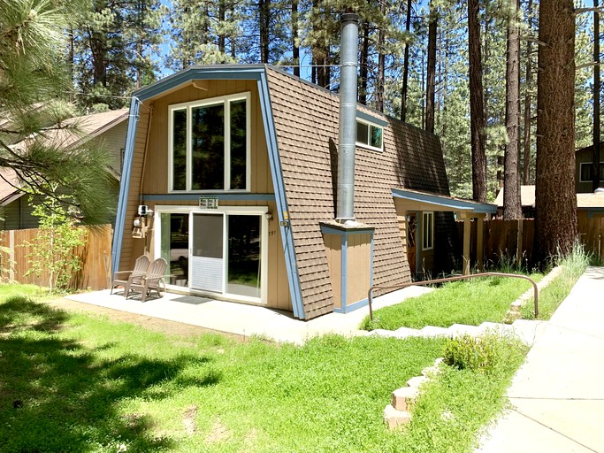 Unique Cabin with BBQ and Picnic Space in Big Bear Lake