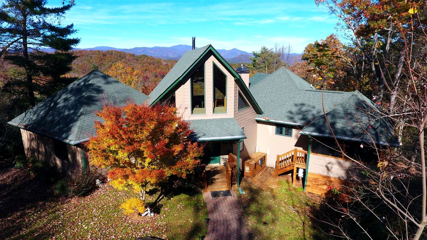 Luxury Mountain View Cabin with Game Room & Hot Tub near Alpine Helen, Georgia