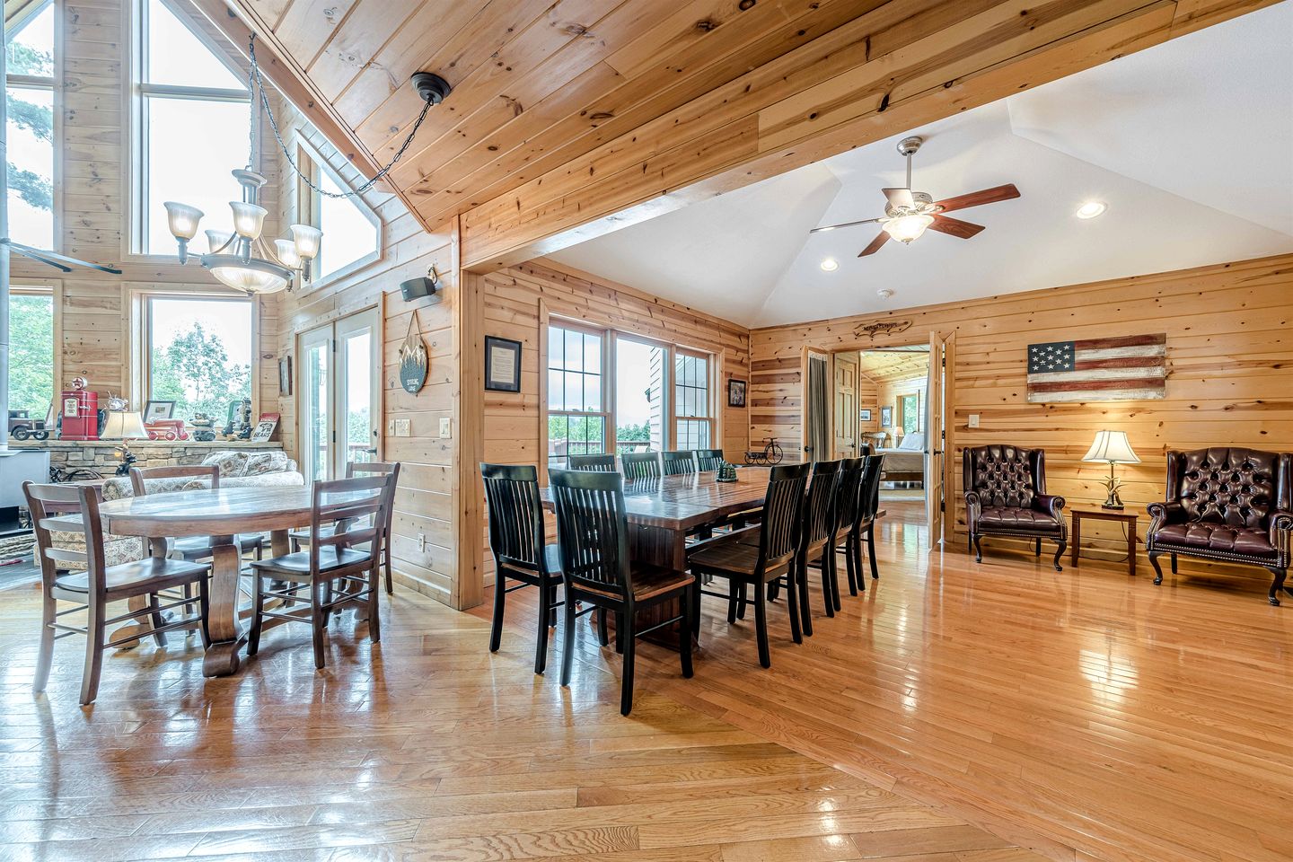 Luxury Mountain View Cabin with Game Room & Hot Tub near Alpine Helen, Georgia