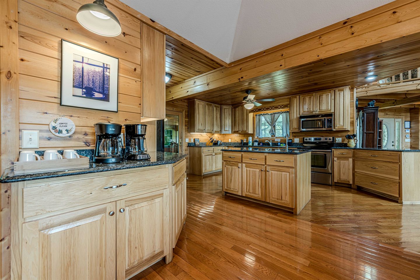 Luxury Mountain View Cabin with Game Room & Hot Tub near Alpine Helen, Georgia