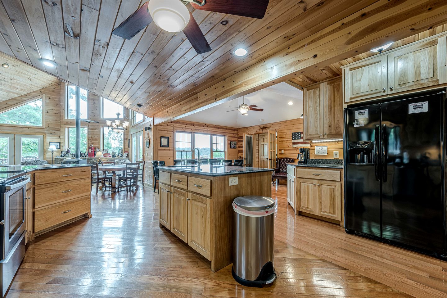 Luxury Mountain View Cabin with Game Room & Hot Tub near Alpine Helen, Georgia