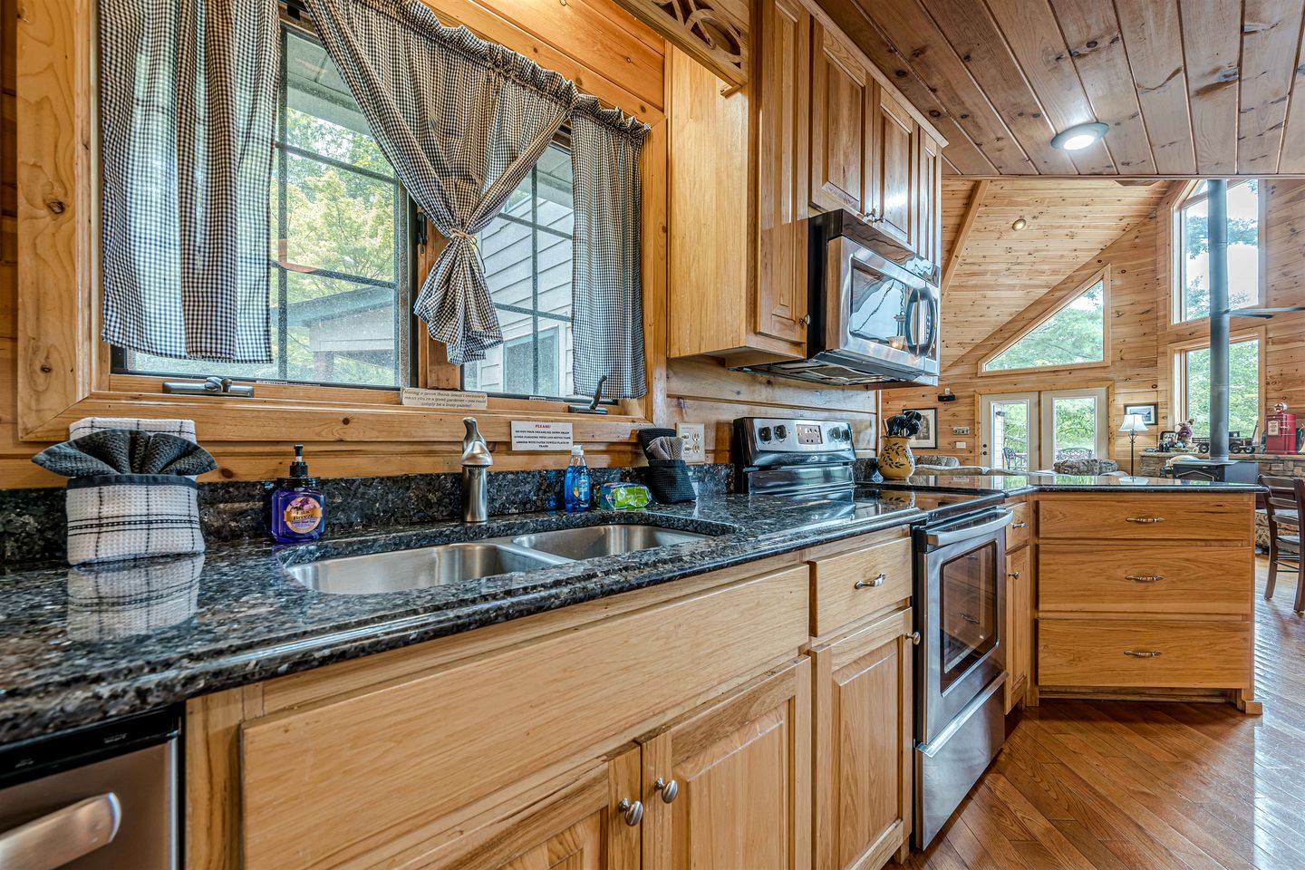 Luxury Mountain View Cabin with Game Room & Hot Tub near Alpine Helen, Georgia