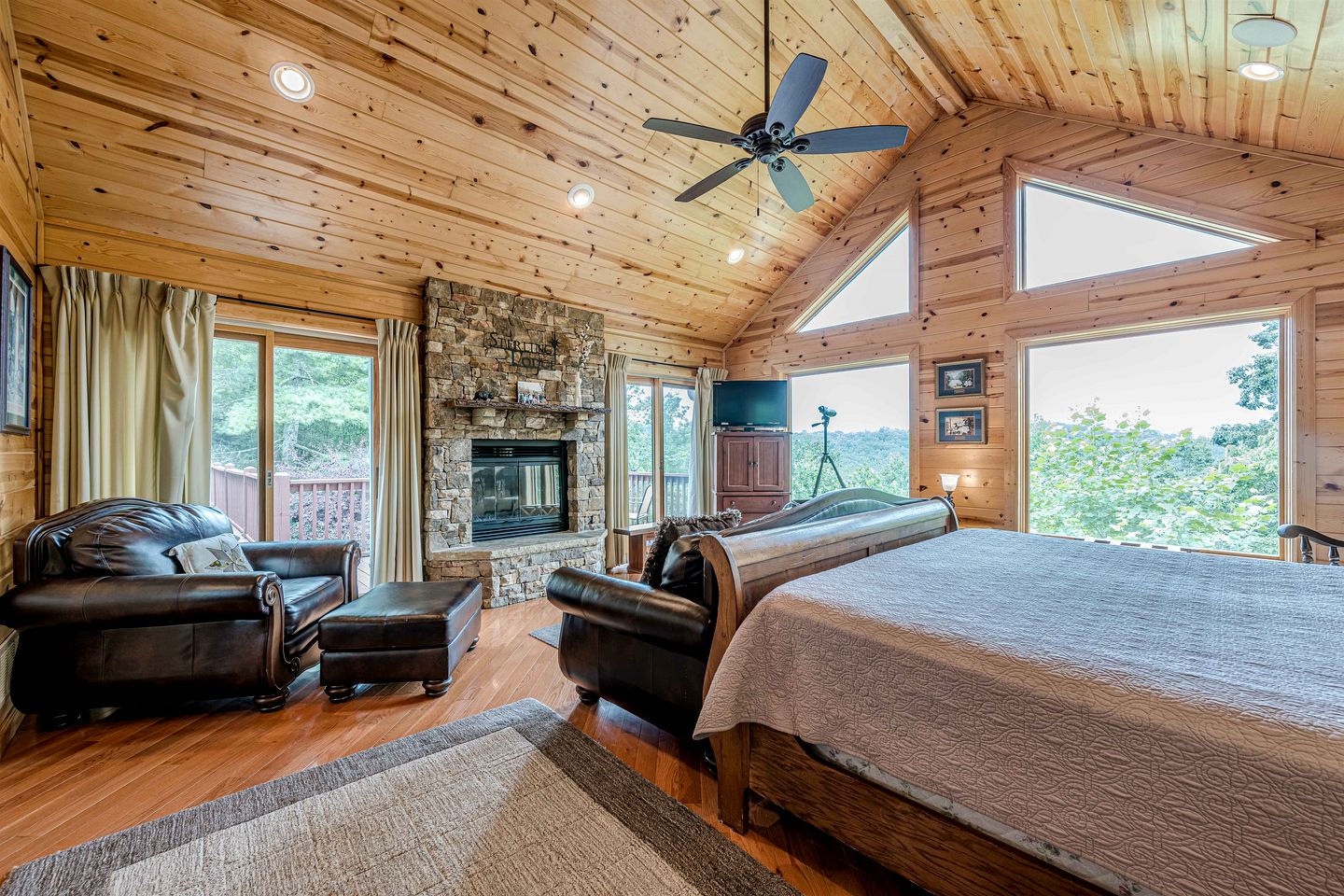 Luxury Mountain View Cabin with Game Room & Hot Tub near Alpine Helen, Georgia