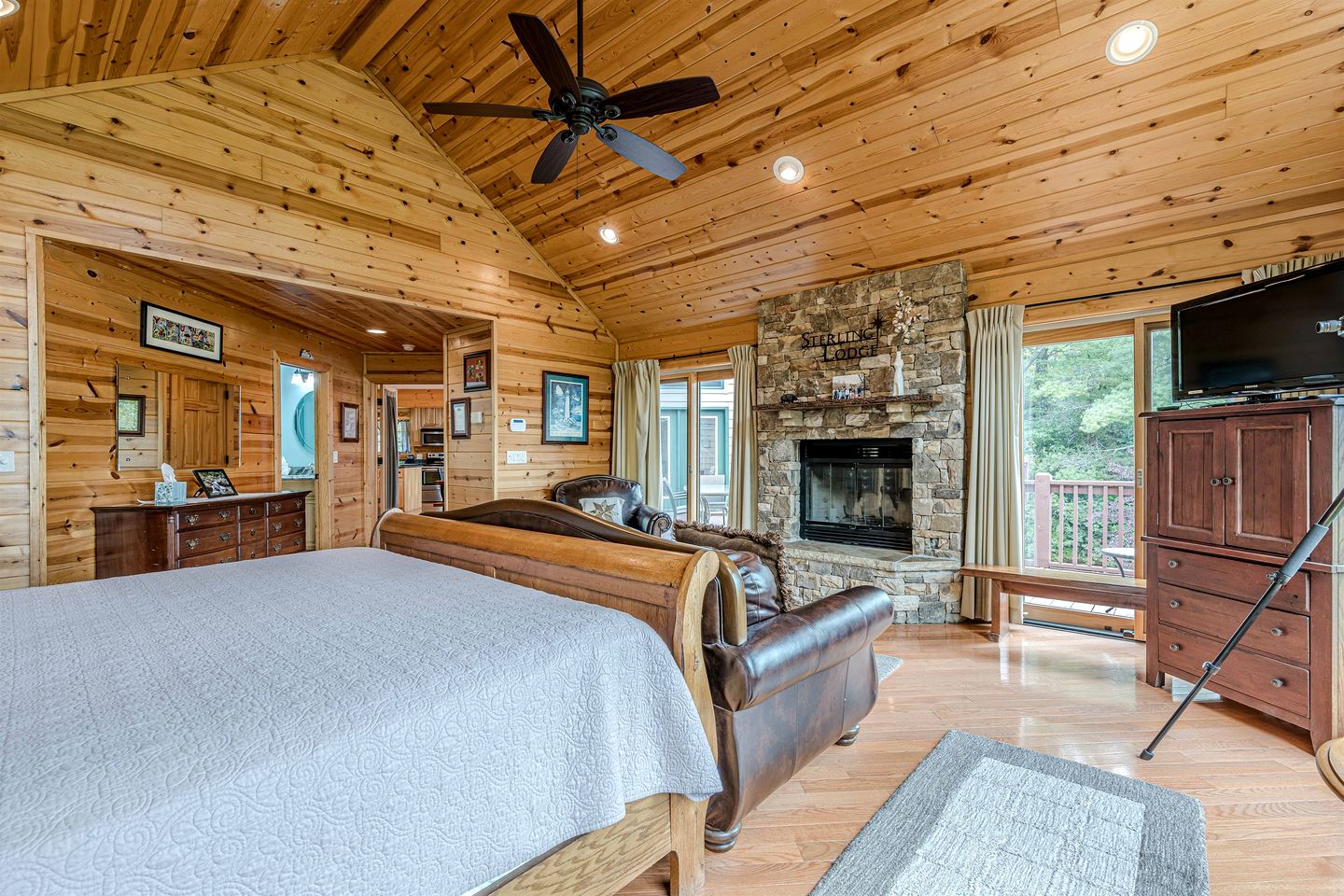 Luxury Mountain View Cabin with Game Room & Hot Tub near Alpine Helen, Georgia