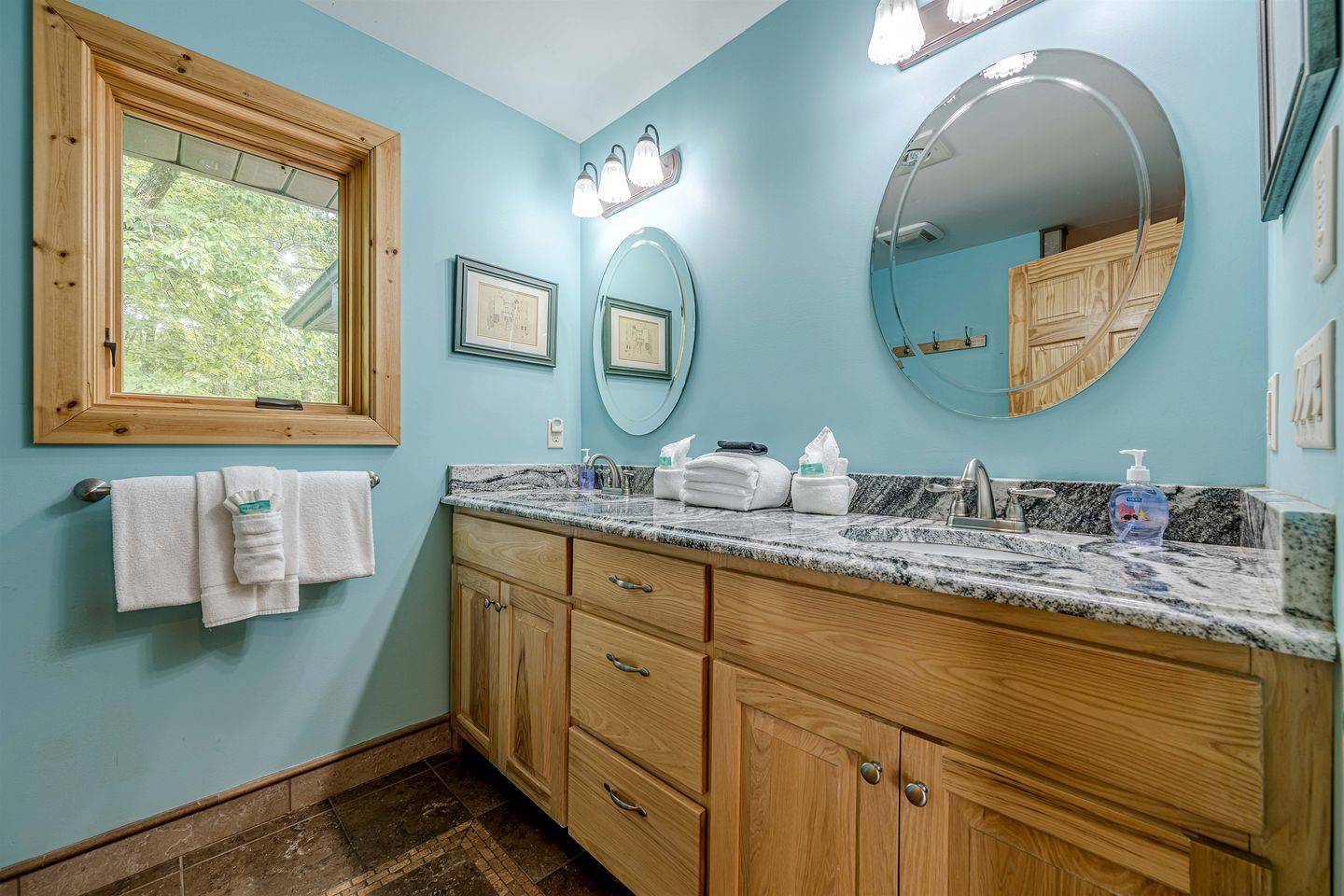 Luxury Mountain View Cabin with Game Room & Hot Tub near Alpine Helen, Georgia